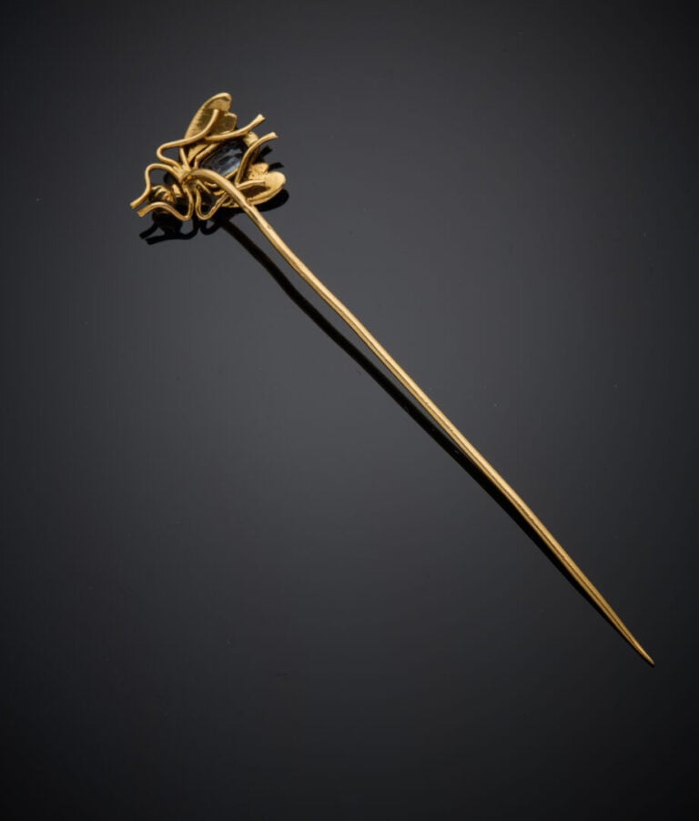 EPINGLE à CRAVATE "mouche" en or jaune (750‰) finement ciselé et ajouré, orné d…