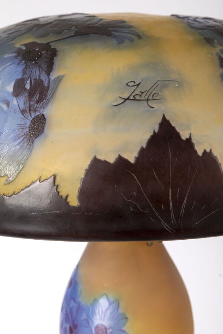 ÉTABLISSEMENTS GALLE - Lampe champignon en verre multicouche à décor dégagé à l…