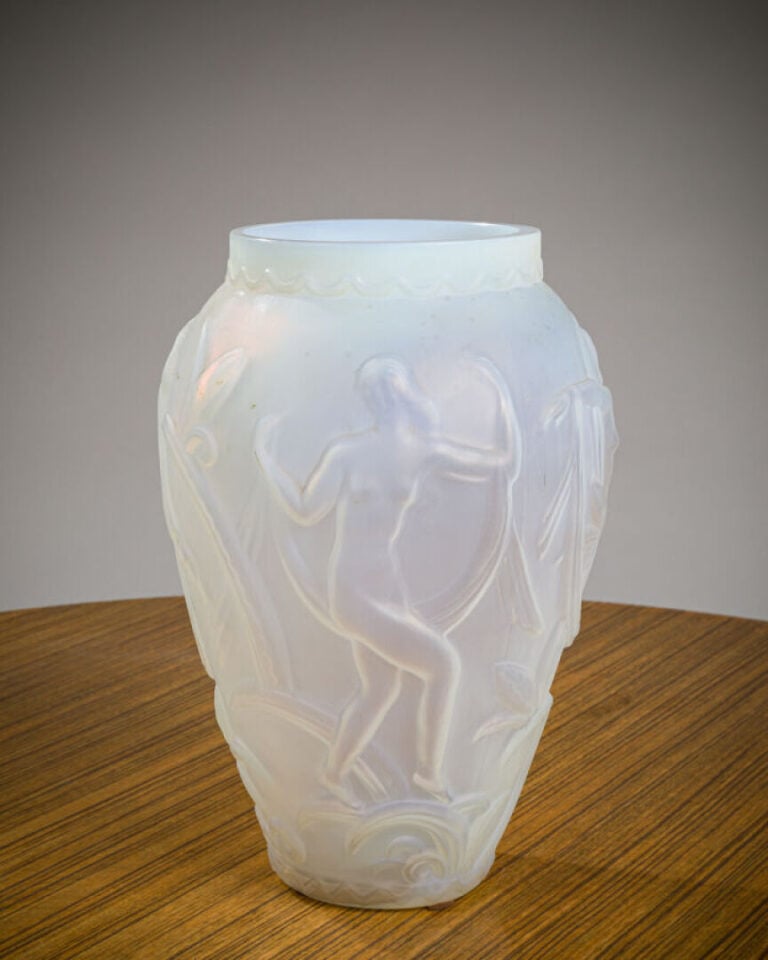 ETLING - Vase de forme ovoïde en verre moulé pressé opalescent - Signé au rever…