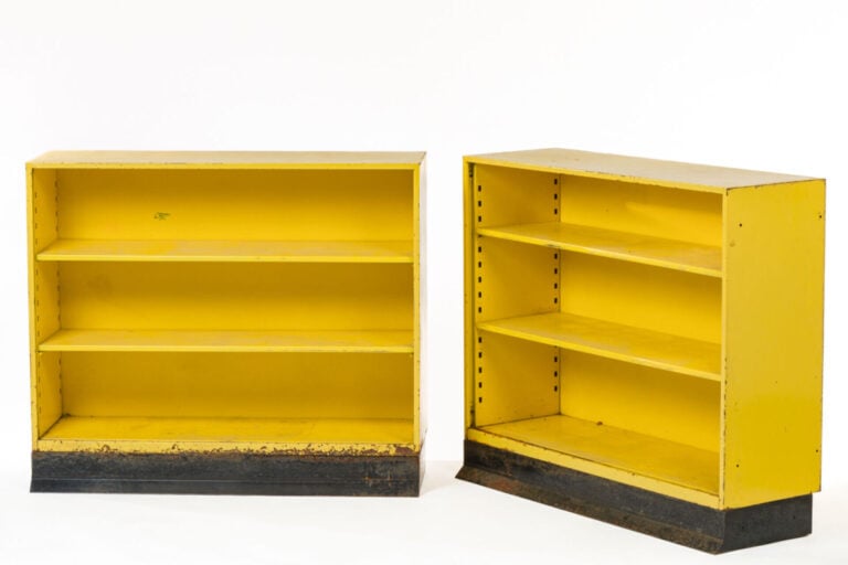 FLAMBO EDITEUR, ATTRIBUÉ À - Paire de petites enfilades en métal laqué jaune ou…