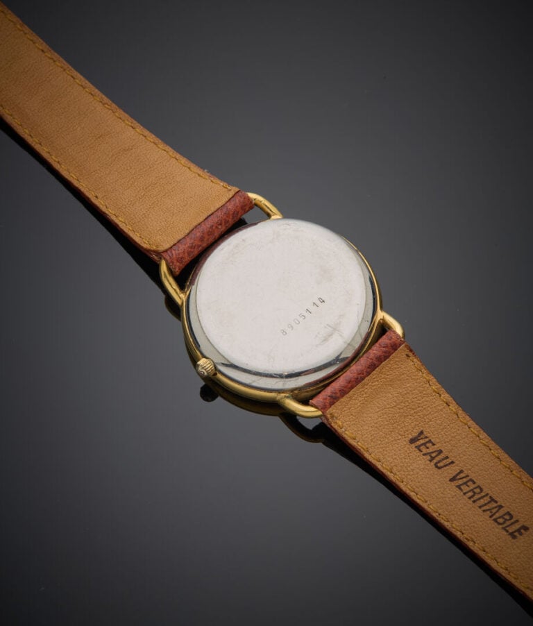 FRED - - BRACELET MONTRE ronde en acier et métal doré. Cadran émail blanc, phas…