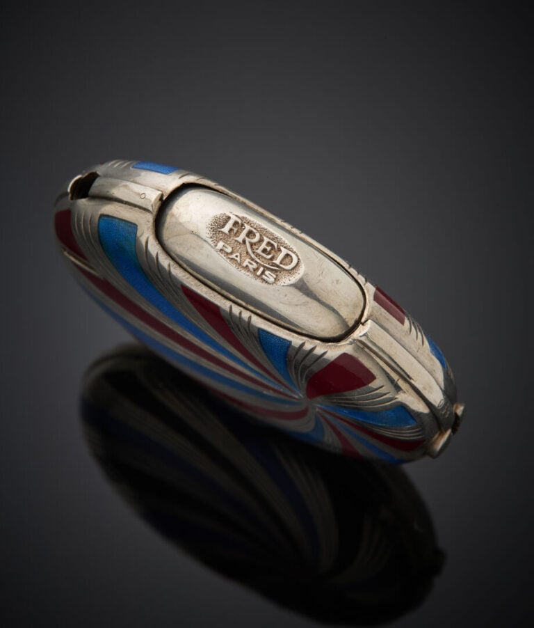 FRED - - BRIQUET circulaire en argent (900‰) rainuré à motifs rayonnants, orné…