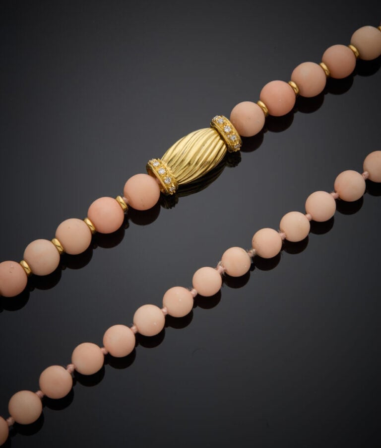 FRED - - COLLIER composé d'un rang de perles de corail peau d'ange. Fermoir "to…