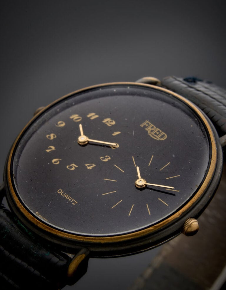FRED - - MONTRE en métal anodisé. Cadran noir, deux compteurs, deux mouvements,…