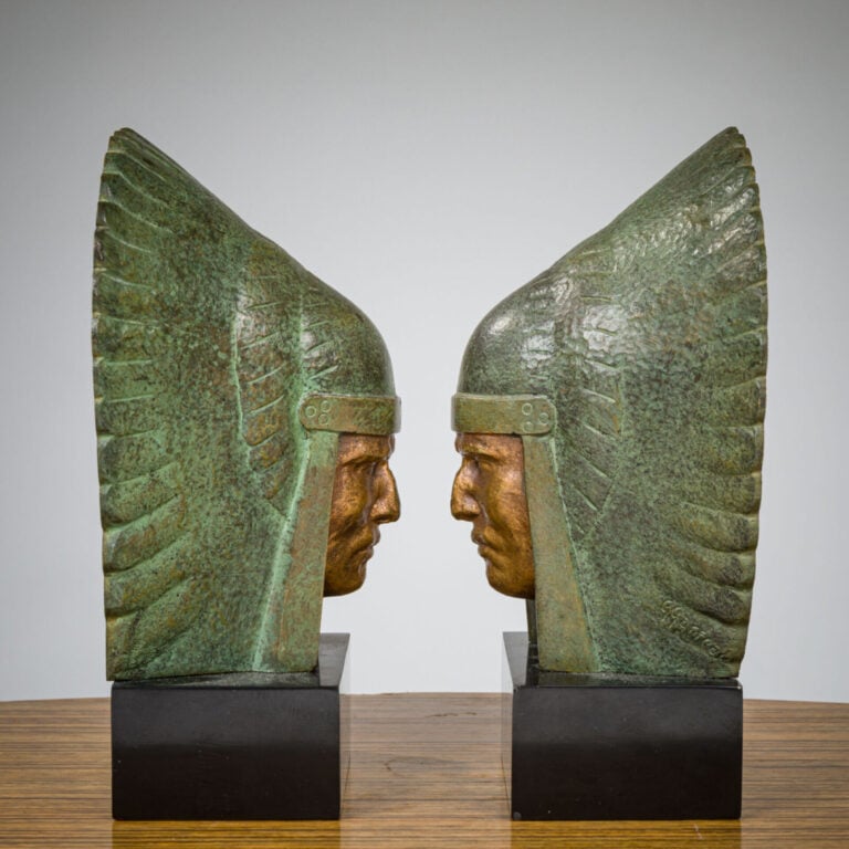 G.GARREAU (NÉ EN 1885) - Paire de serre livres en bronze à - patine verte nuanc…