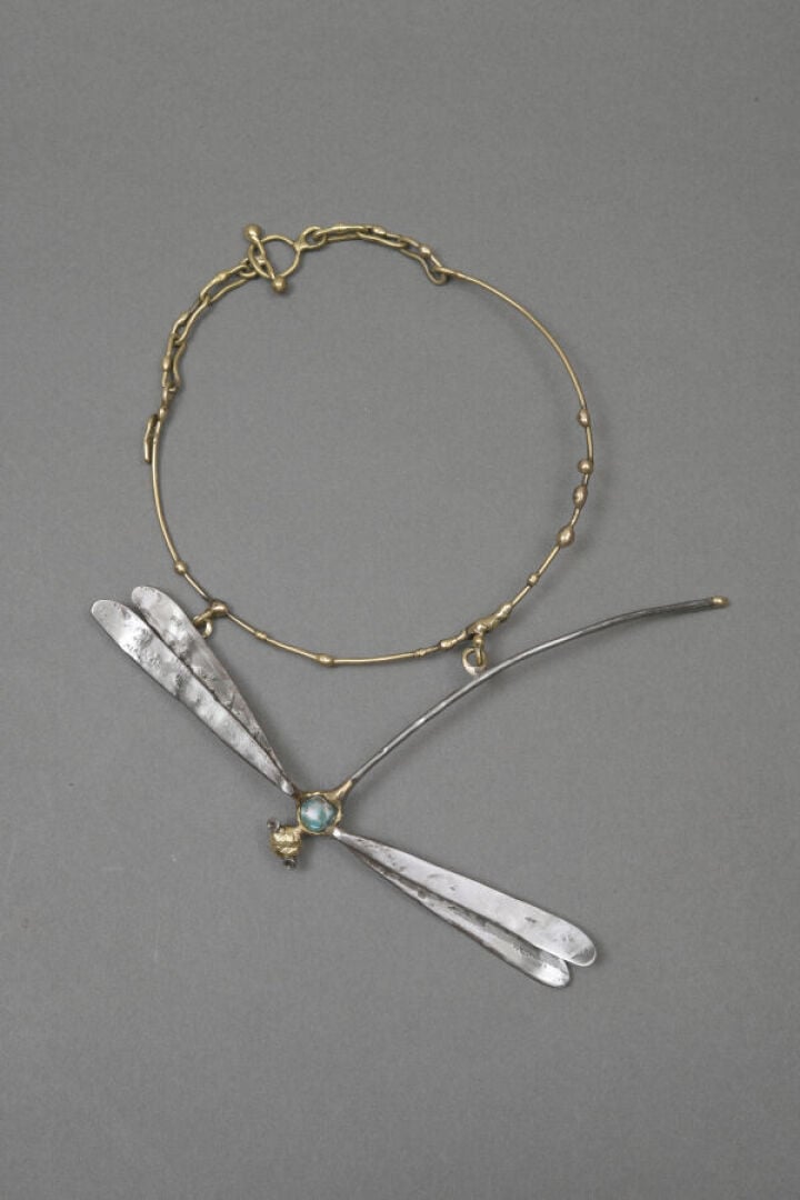 Gilbert LIBLIN (1954) - Collier Libellule en laiton et acier, le corps orné d'u…