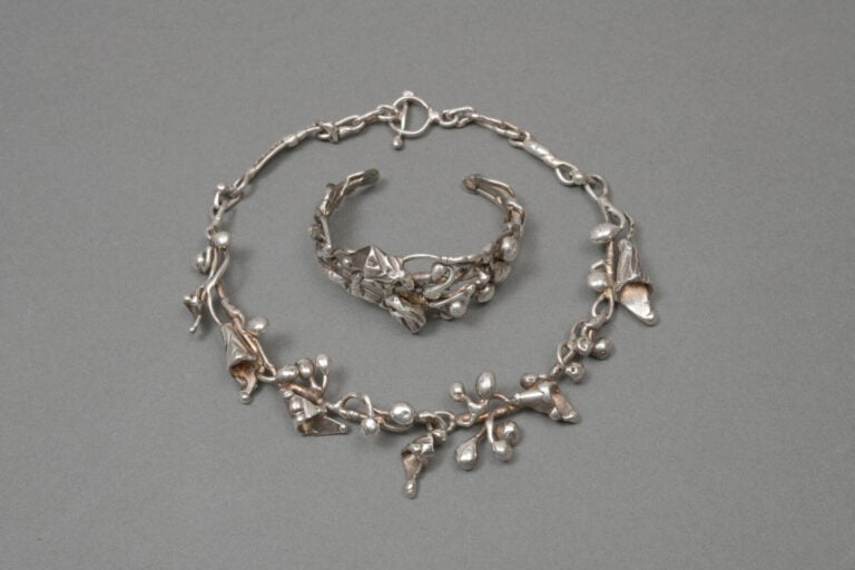 Gilbert LIBLIN (1954) - Demi-parure comprenant un collier et un bracelet manche…