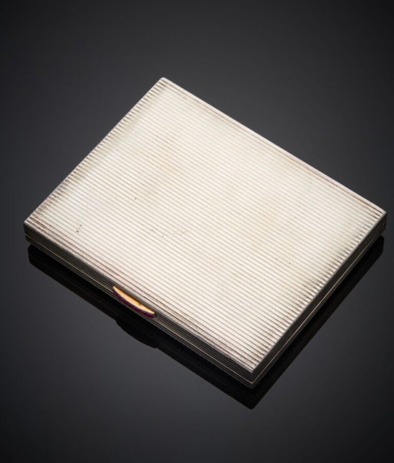 Grand POUDRIER en argent et vermeil (800‰) entièrement guilloché et godronné, b…