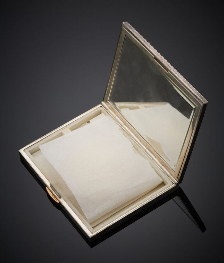 Grand POUDRIER en argent et vermeil (800‰) entièrement guilloché et godronné, b…