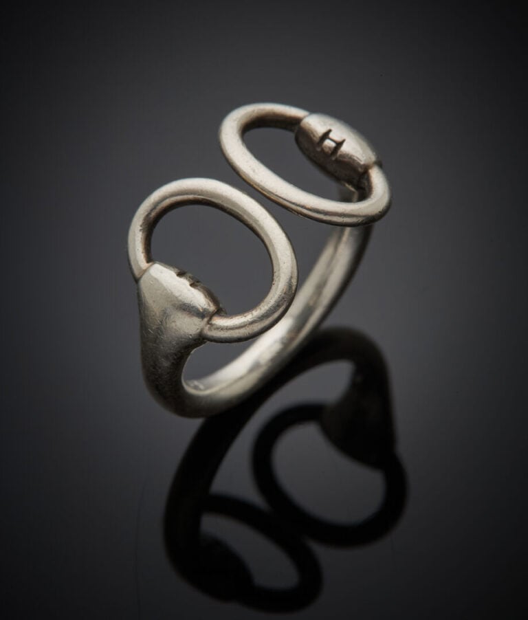 HERMES - - BAGUE modèle "Mors" en argent (925‰) ajouré. Légère déformation. - -…