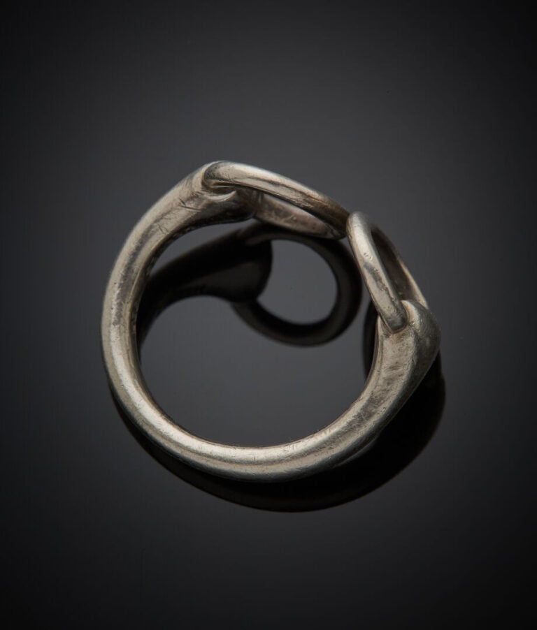 HERMES - - BAGUE modèle "Mors" en argent (925‰) ajouré. Légère déformation. - -…