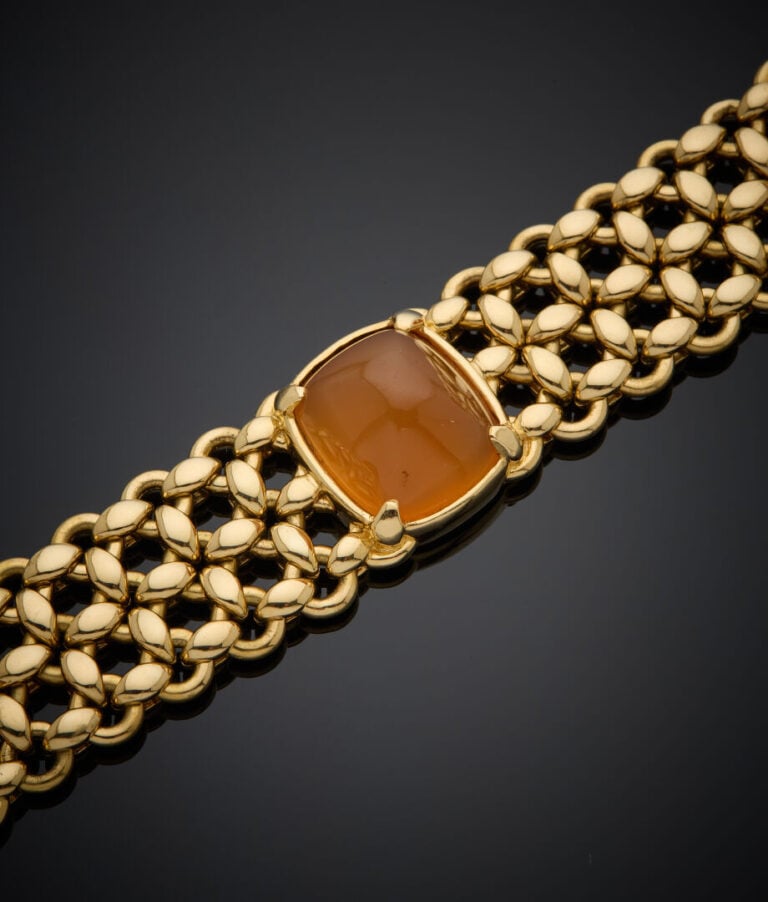 HERMES - - Importante BRACELET souple en or jaune (750‰) ajouré serti de trois…
