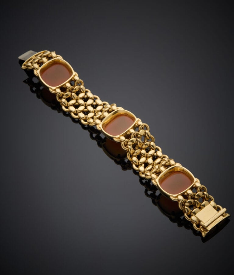 HERMES - - Importante BRACELET souple en or jaune (750‰) ajouré serti de trois…