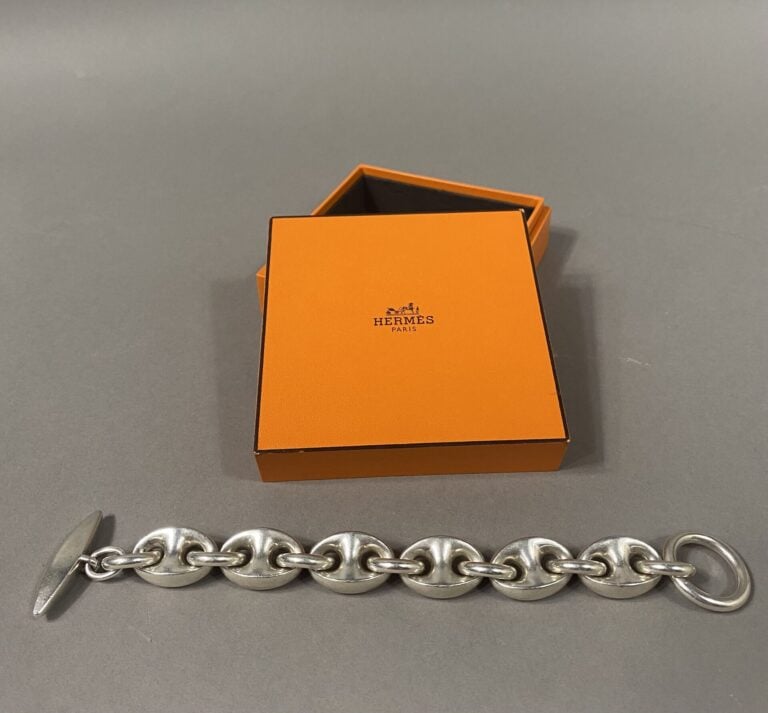 HERMES  - - Large BRACELET "grains de café" en argent (925‰). - - Signé HERMES,…