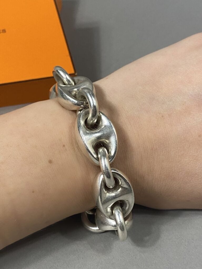 HERMES  - - Large BRACELET "grains de café" en argent (925‰). - - Signé HERMES,…