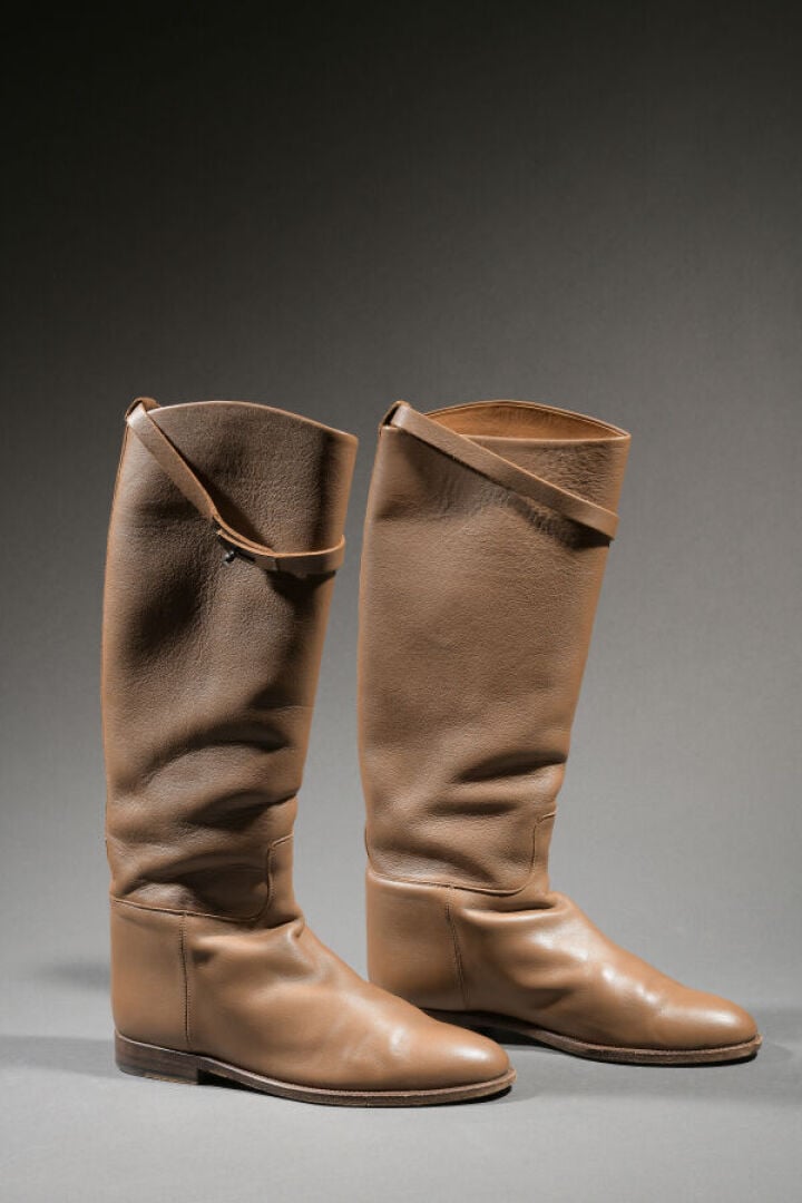 HERMÈS - Paire de bottes cavalières « Jumping » en veau étoupe, attaches en mét…