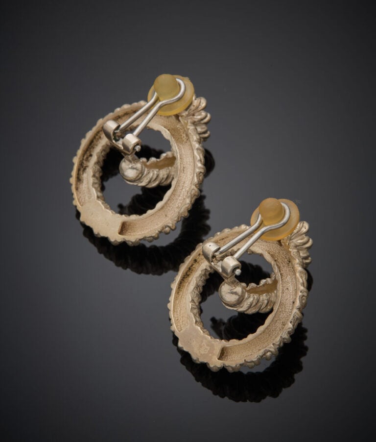 HERMES - - Paire de CLIPS d'OREILLES en argent (925‰) ciselé et ajouré. - - Tra…