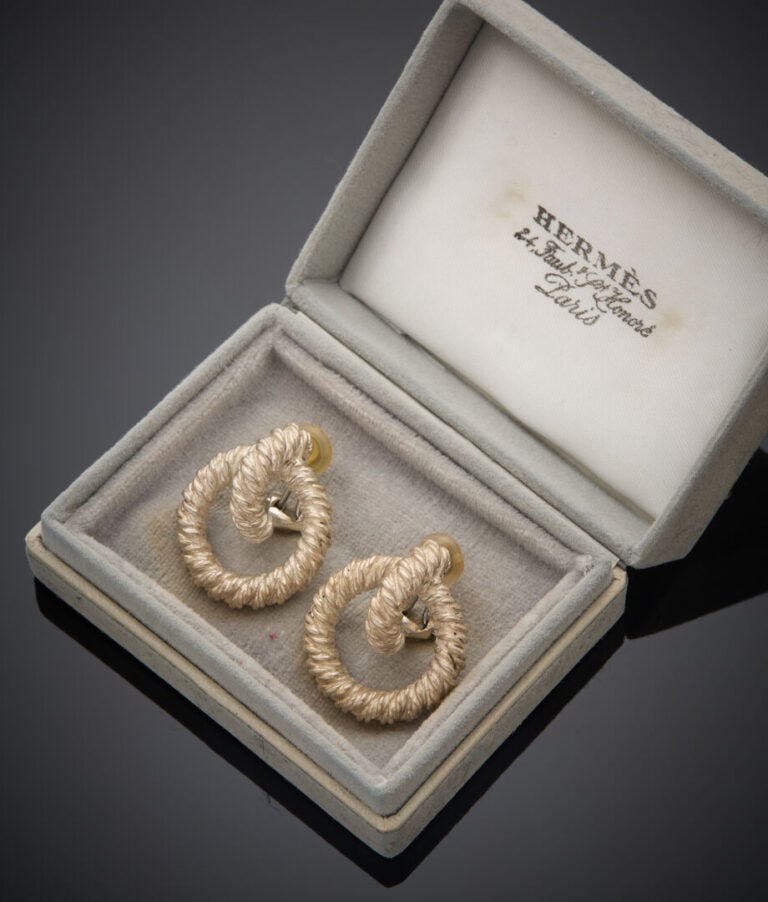 HERMES - - Paire de CLIPS d'OREILLES en argent (925‰) ciselé et ajouré. - - Tra…