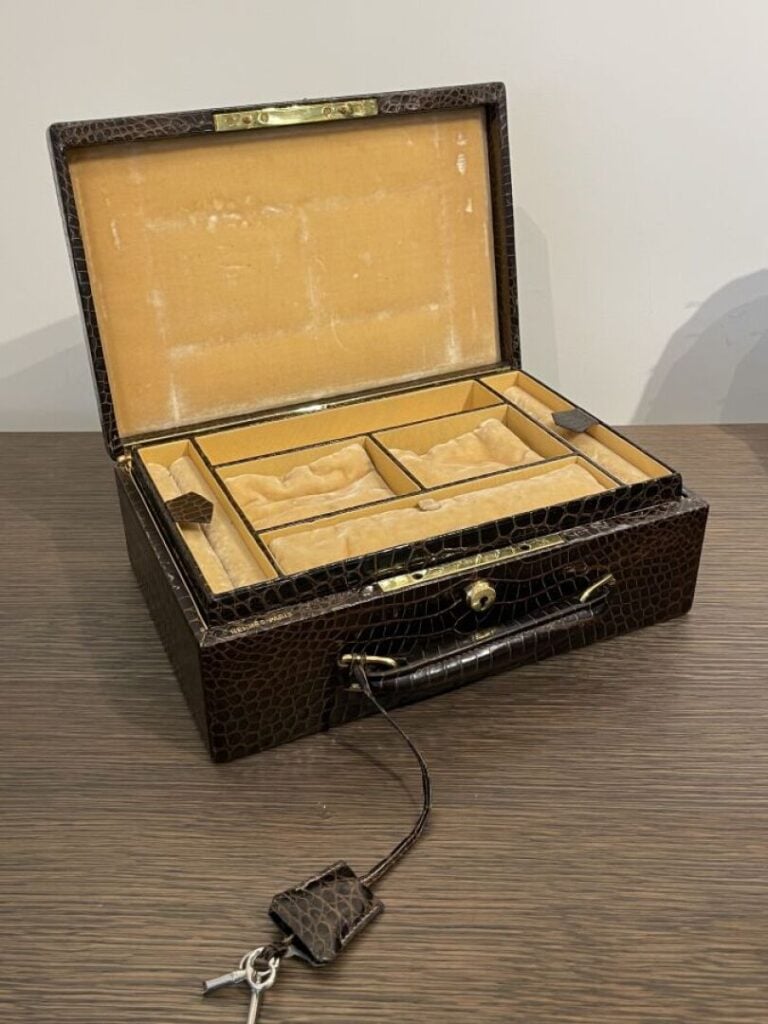 HERMES PARIS (VERS 1970) - Boîte à Bijoux en crocodile posorus marron à garnitu…