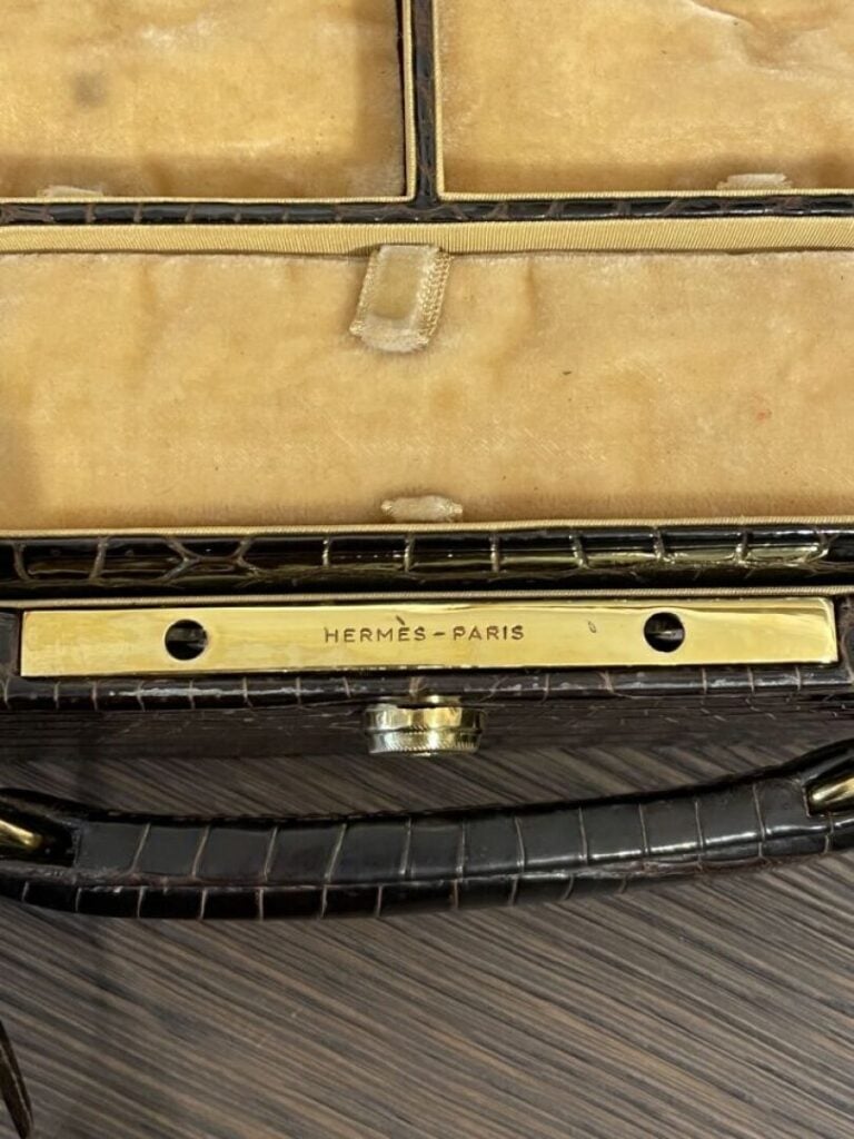 HERMES PARIS (VERS 1970) - Boîte à Bijoux en crocodile posorus marron à garnitu…