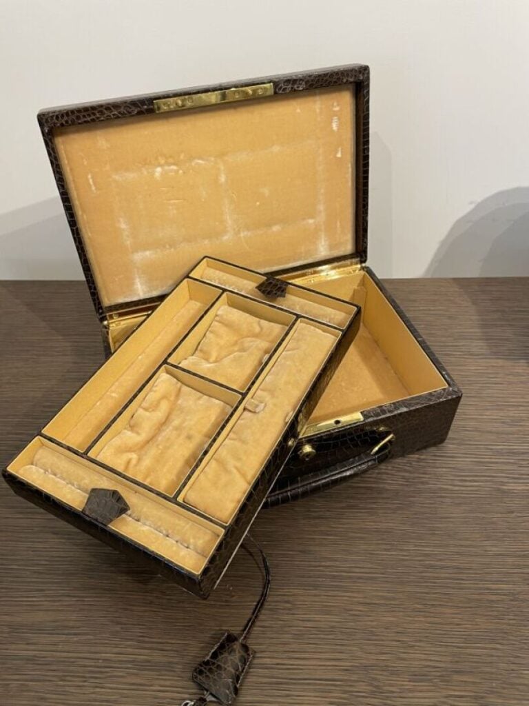 HERMES PARIS (VERS 1970) - Boîte à Bijoux en crocodile posorus marron à garnitu…
