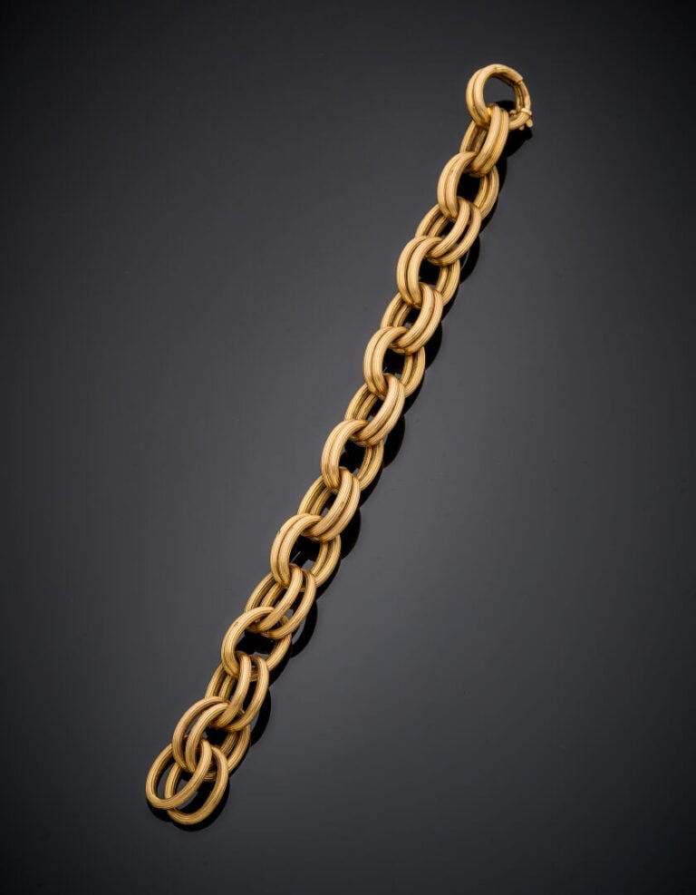 Important BRACELET en or rose (750‰) à double maillons ovales godronnés. Fermoi…