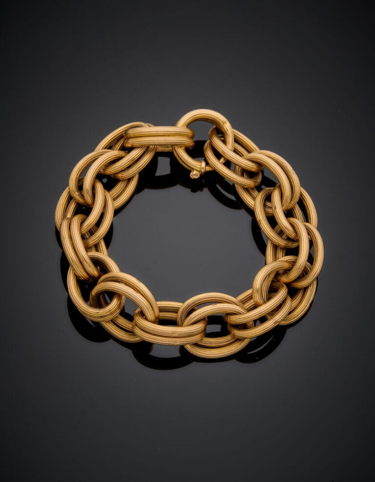 Important BRACELET en or rose (750‰) à double maillons ovales godronnés. Fermoi…