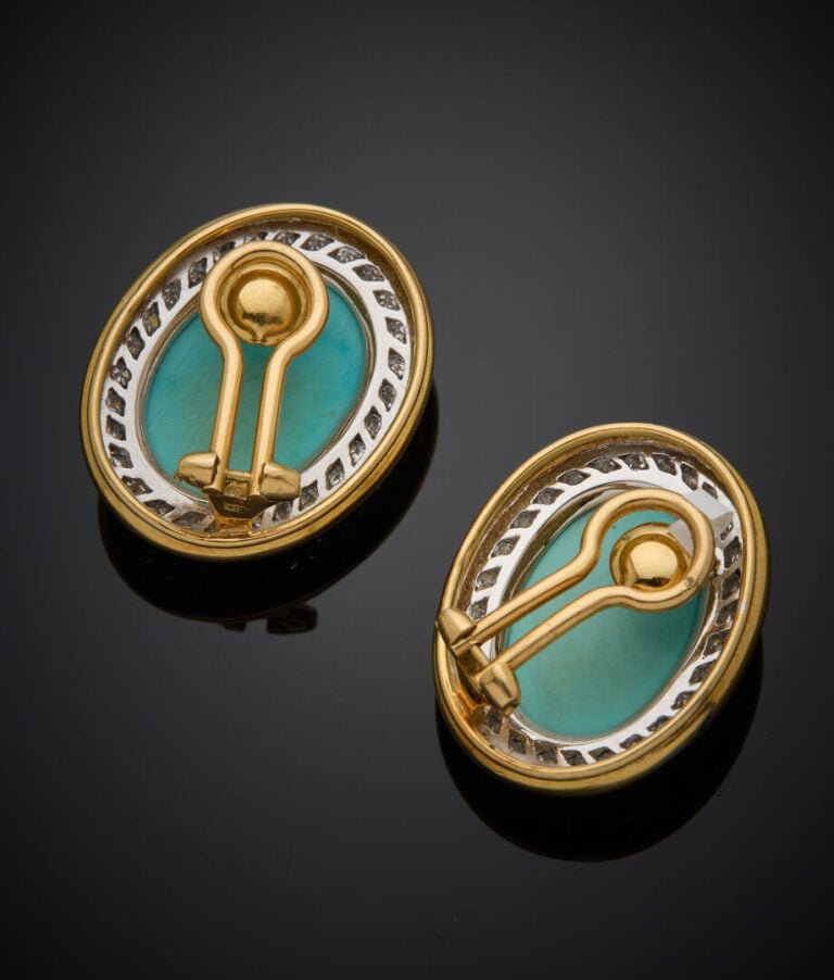 Important CLIPS d'OREILLES ovales en or jaune et or gris (750‰) orné d'une turq…