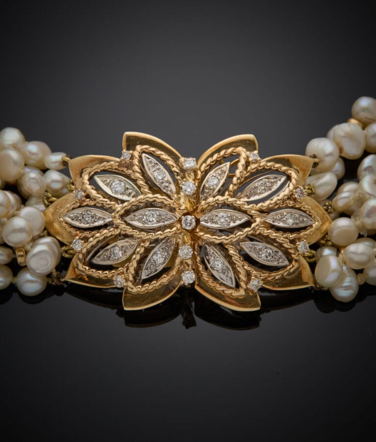 Important COLLIER composé de neuf rangs de perles blanches d'eau douce, baroque…