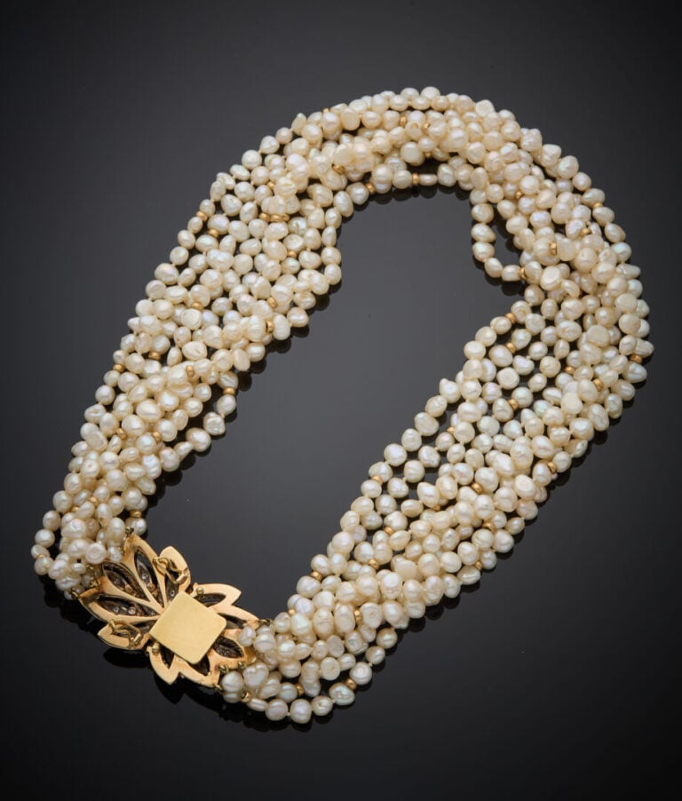 Important COLLIER composé de neuf rangs de perles blanches d'eau douce, baroque…