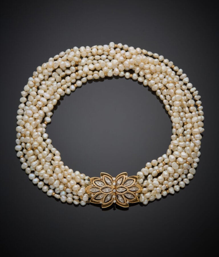 Important COLLIER composé de neuf rangs de perles blanches d'eau douce, baroque…