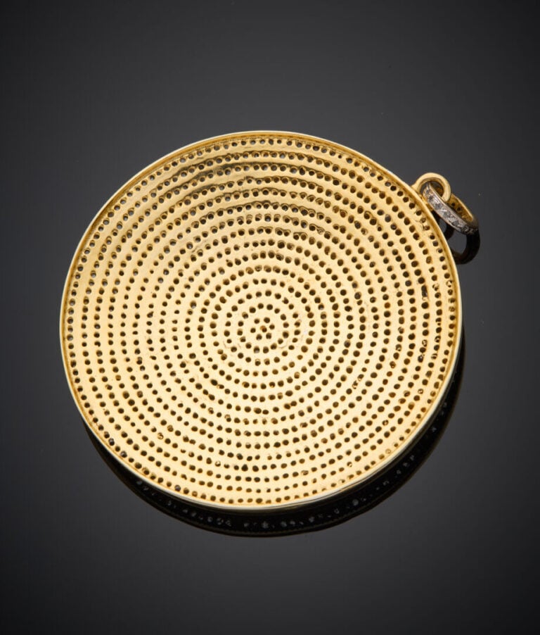 Important PENDENTIF circulaire en vermeil et argent (inférieur à 800‰) pavé de…