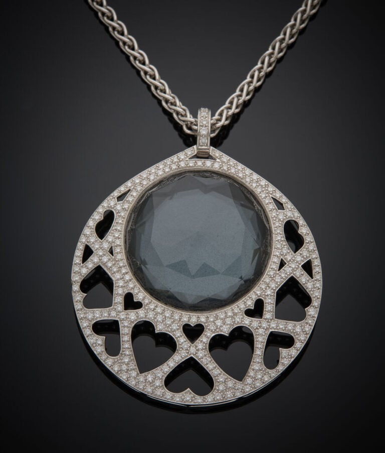 Important PENDENTIF circulaire et sa chaîne en or gris (750‰) ajouré serti de d…