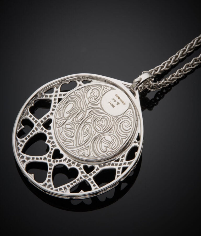 Important PENDENTIF circulaire et sa chaîne en or gris (750‰) ajouré serti de d…