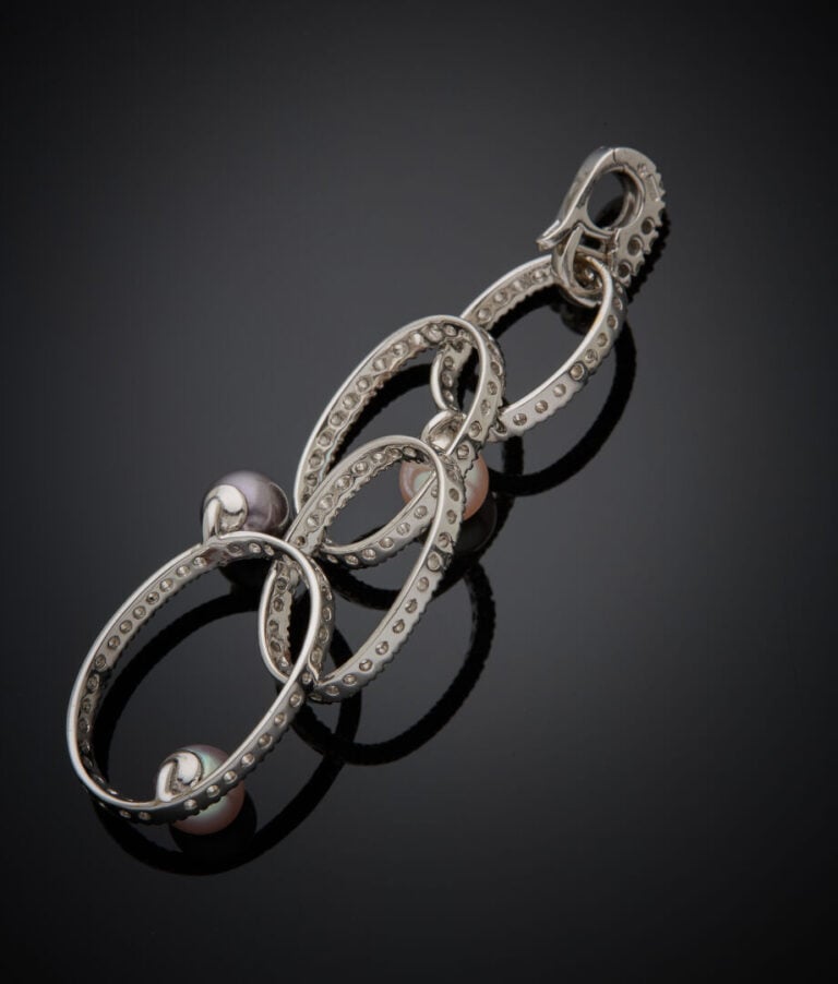 Important PENDENTIF "ovales" en or gris (750‰) ajouré, serti de diamants taille…