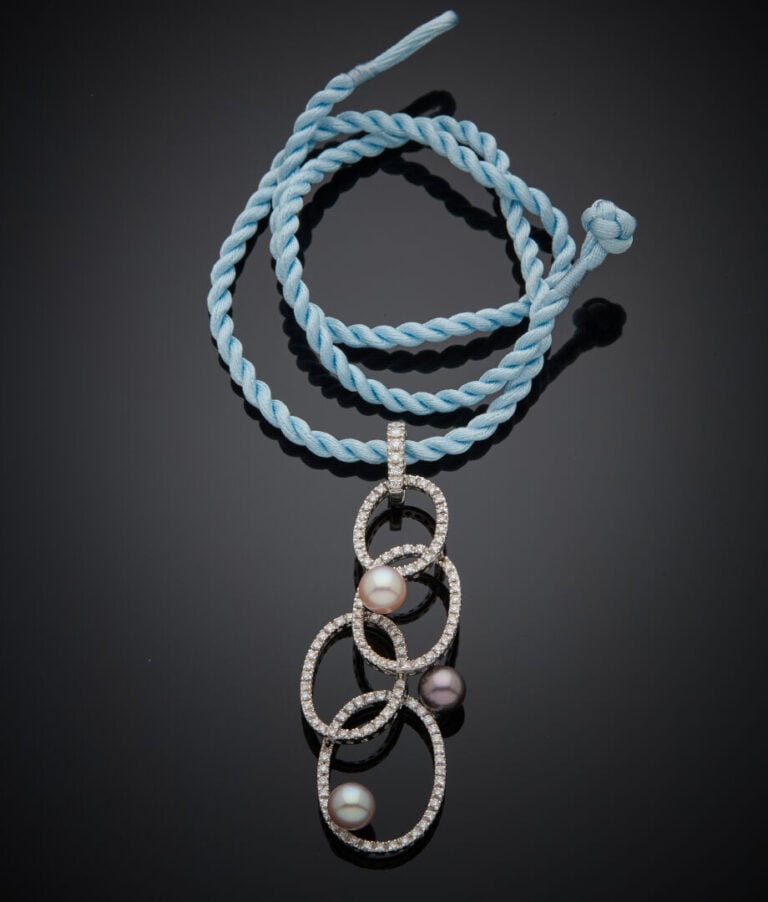 Important PENDENTIF "ovales" en or gris (750‰) ajouré, serti de diamants taille…