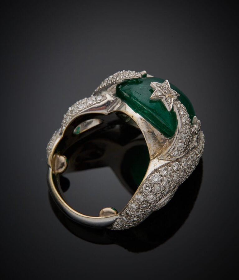 Importante BAGUE "cinq étoiles" en or gris (750‰) ajouré, serti d'une émeraude…