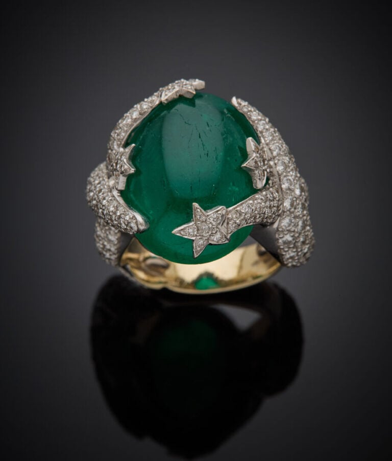 Importante BAGUE "cinq étoiles" en or gris (750‰) ajouré, serti d'une émeraude…