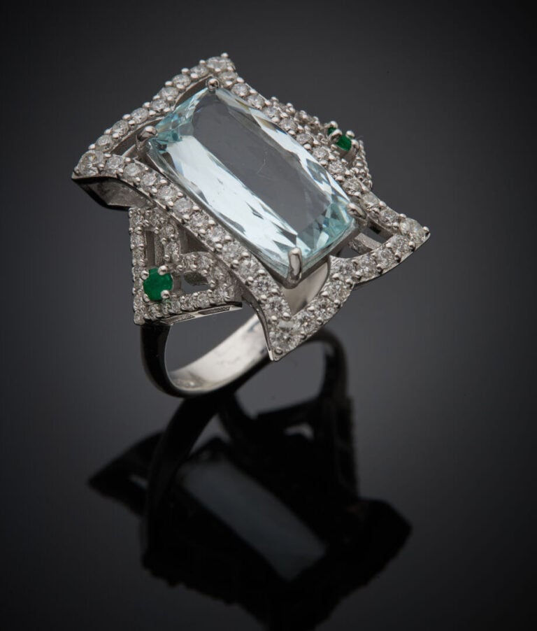 Importante BAGUE en or gris (585‰) 14 carats, ajouré, serti d'une aigue-marine…