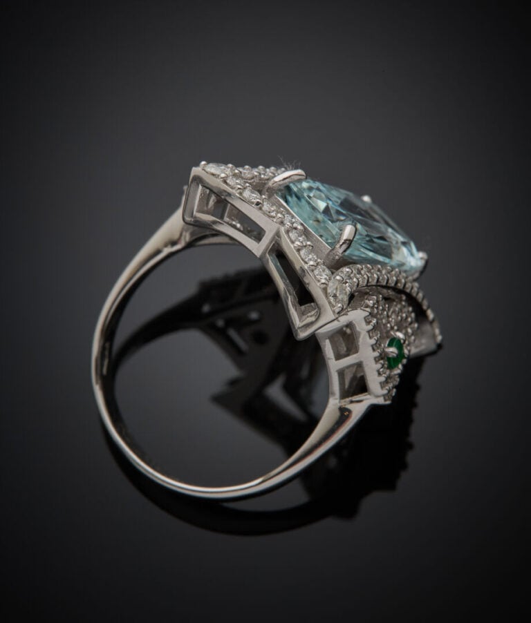 Importante BAGUE en or gris (585‰) 14 carats, ajouré, serti d'une aigue-marine…