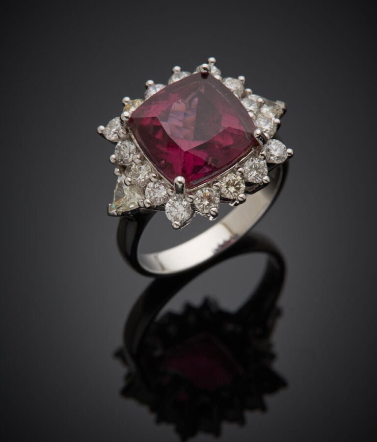 Importante BAGUE en or gris (750‰) serti d'une tourmaline rose de forme coussin…