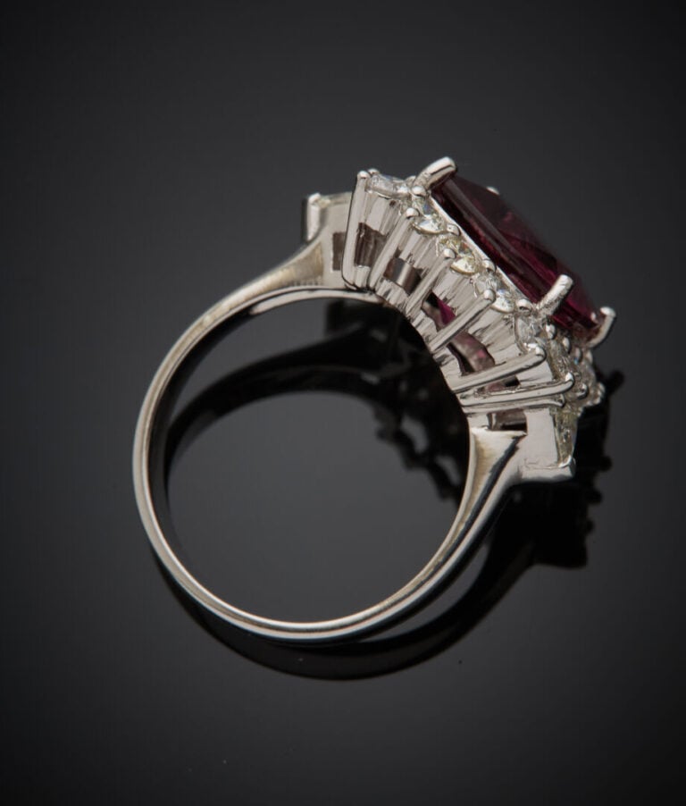 Importante BAGUE en or gris (750‰) serti d'une tourmaline rose de forme coussin…