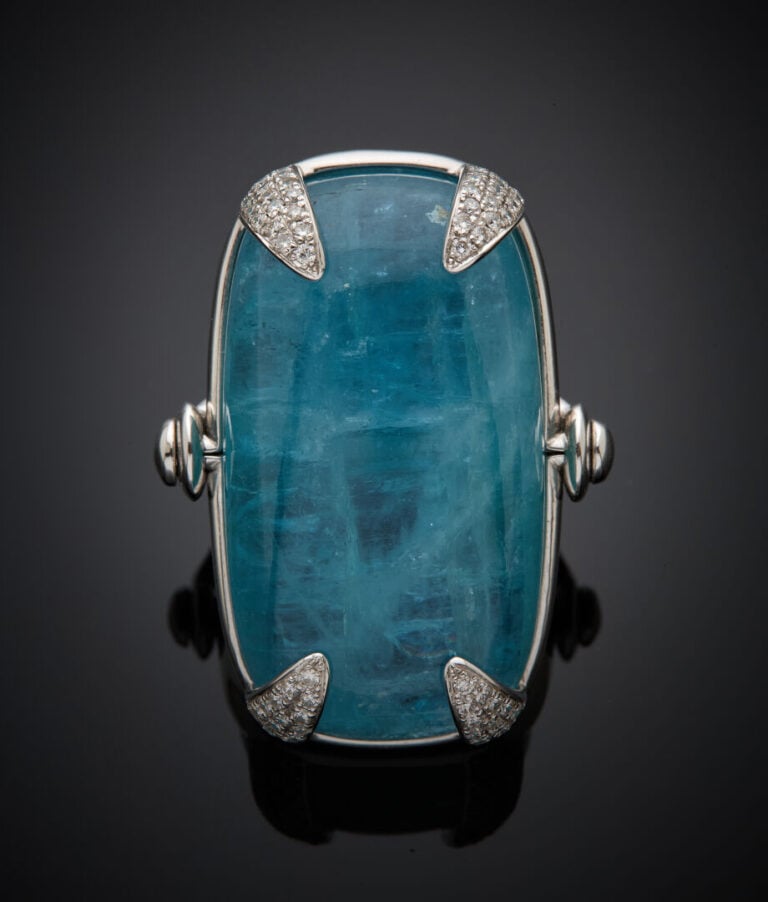 Importante BAGUE en or gris serti d'une aigue-marine cabochon de forme coussin,…