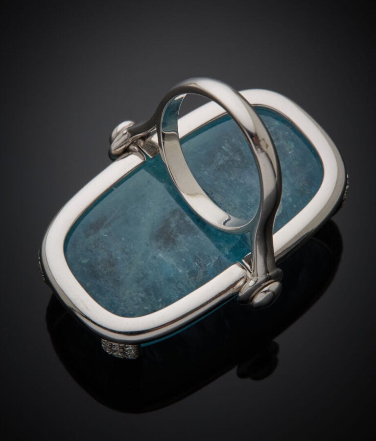 Importante BAGUE en or gris serti d'une aigue-marine cabochon de forme coussin,…