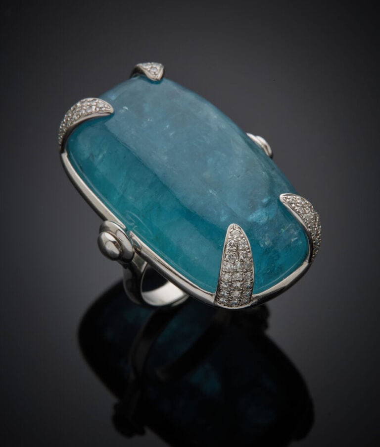 Importante BAGUE en or gris serti d'une aigue-marine cabochon de forme coussin,…