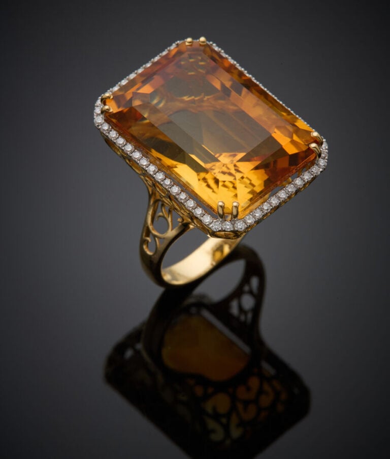 Importante BAGUE en or jaune (750‰) serti d'une citrine rectangulaire taillée à…