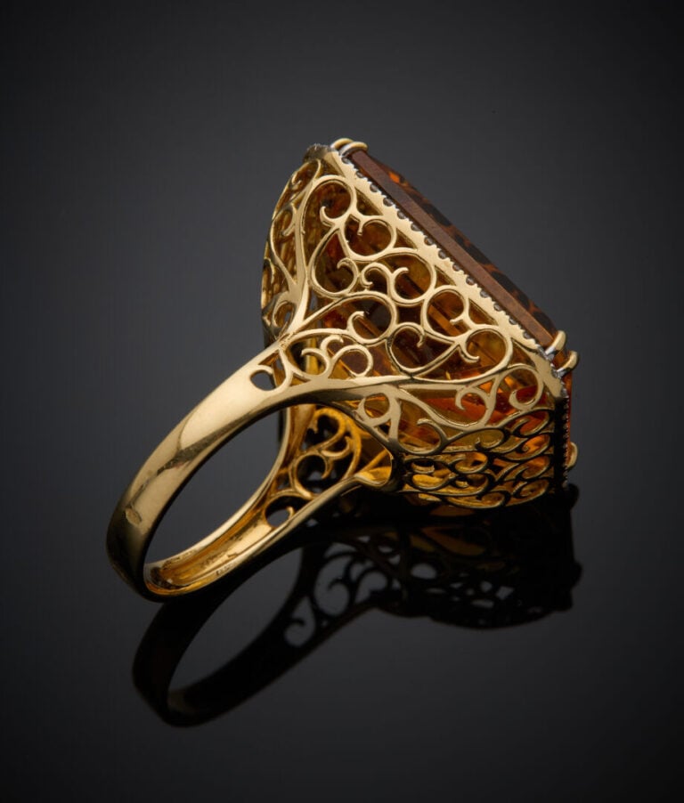 Importante BAGUE en or jaune (750‰) serti d'une citrine rectangulaire taillée à…