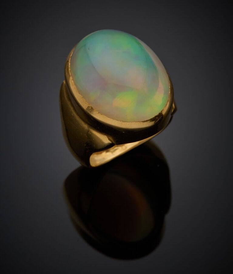 Importante BAGUE en or jaune (750‰) serti d'une opale cabochon de forme ovale.…