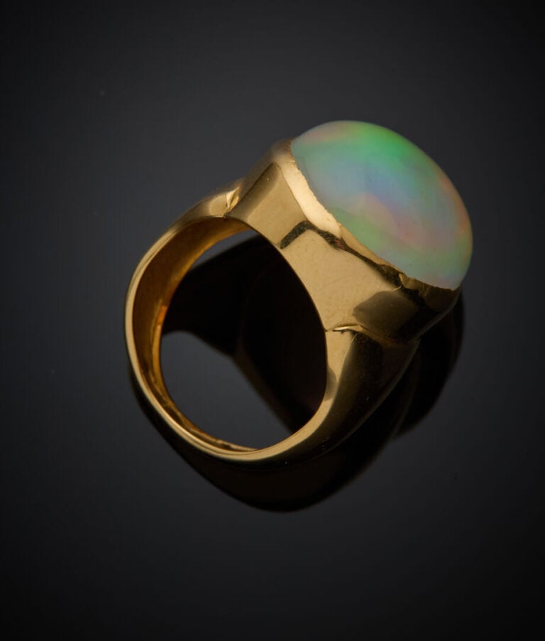 Importante BAGUE en or jaune (750‰) serti d'une opale cabochon de forme ovale.…