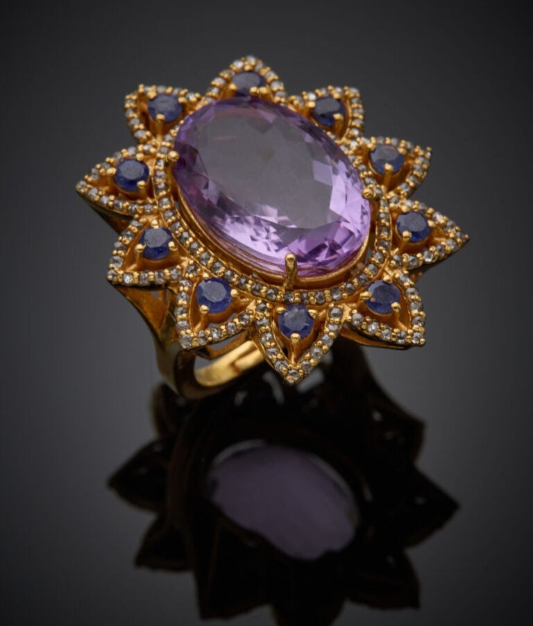 Importante BAGUE "fleur" en vermeil (925‰) serti d'une améthyste ovale, entouré…